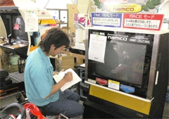 ゲーム機を検査する人