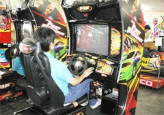 ゲーム機を操作する人