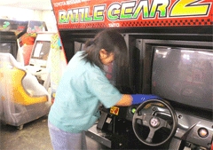 ゲーム機を清掃する人