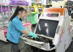ゲーム機の内部を分解・清掃をする人