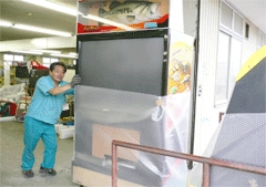 ゲーム機を梱包する人